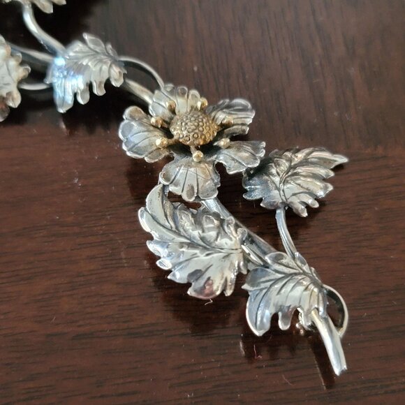 Vintage Artisan Sterling and 10kt Gold Articulated Repousse Climbing Flower Vine - Picture 4 of 7